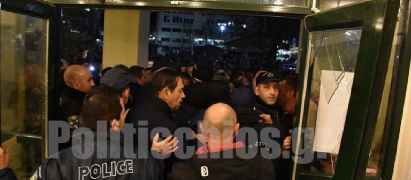 ΣΥΡΙΖΑ για επεισόδια κατά Μηταράκη στη Χίο: «Αντιμέτωπη η ΝΔ με τα ψέματα που έσπειρε προεκλογικά»